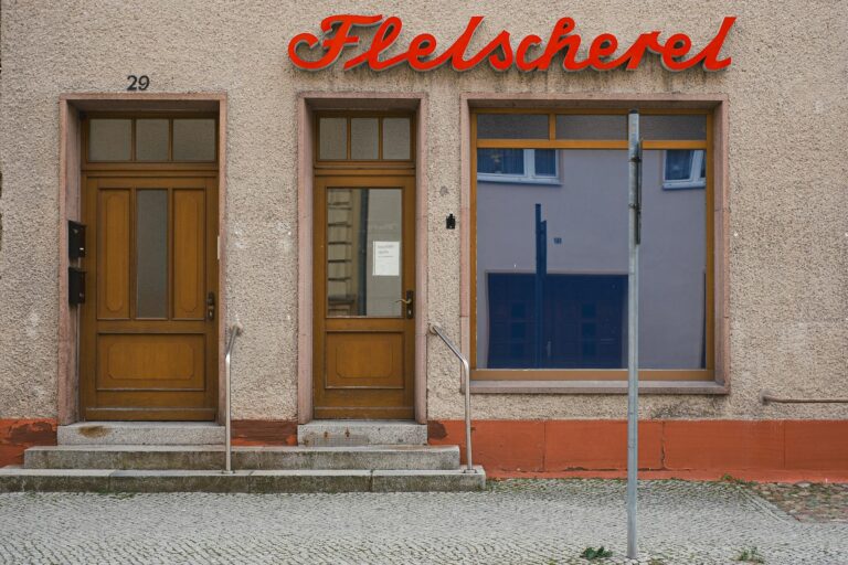 Glückliche Familie hält Adoption als Alternative zum unerfüllten Kinderwunsch in den Armen