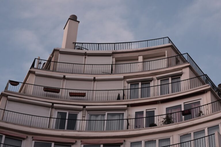 Mini Solaranlage auf Balkon installiert für nachhaltige Stromerzeugung zuhause