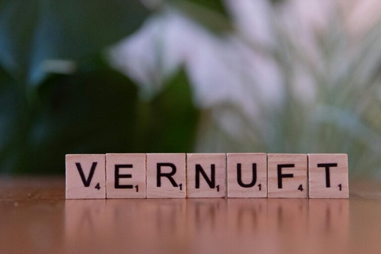 Eltern entspannen gemeinsam mit Kindern im Alltag und meistern Herausforderungen gelassen