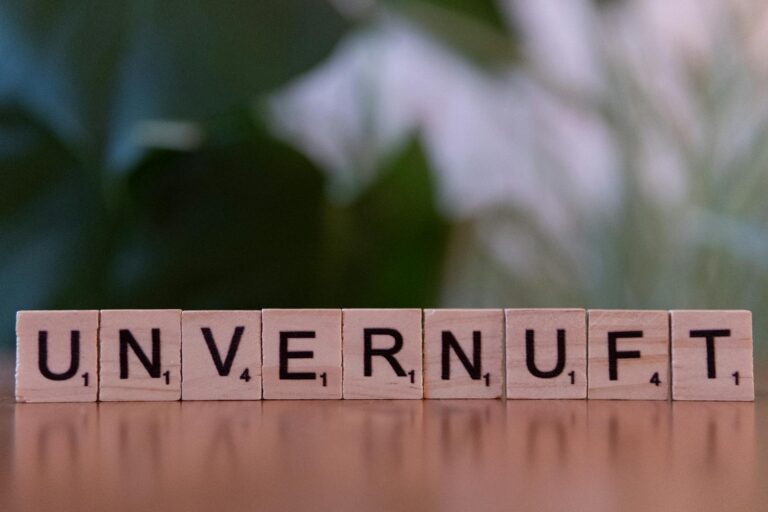 Wie Endometriose den Kinderwunsch beeinflusst und welche Chancen es gibt Frau mit nachdenklichem Blick symbolisiert Endometriose und Kinderwunsch Herausforderungen