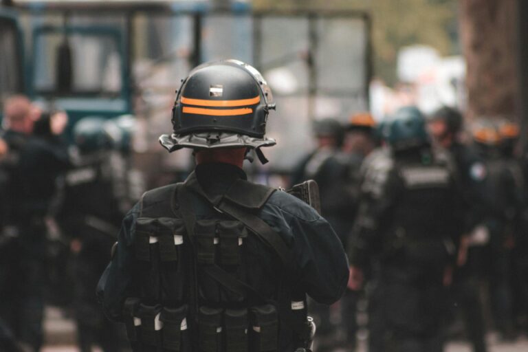 Frau in Arztgespräch über Risiken der Hormonbehandlung bei Kinderwunschbehandlung