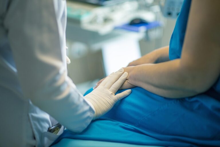 Wie IVF Schwangerschaftskomplikationen Diagnose und Behandlung beeinflussen Schwangere mit IVF-Behandlung und medizinische Betreuung bei Schwangerschaftskomplikationen