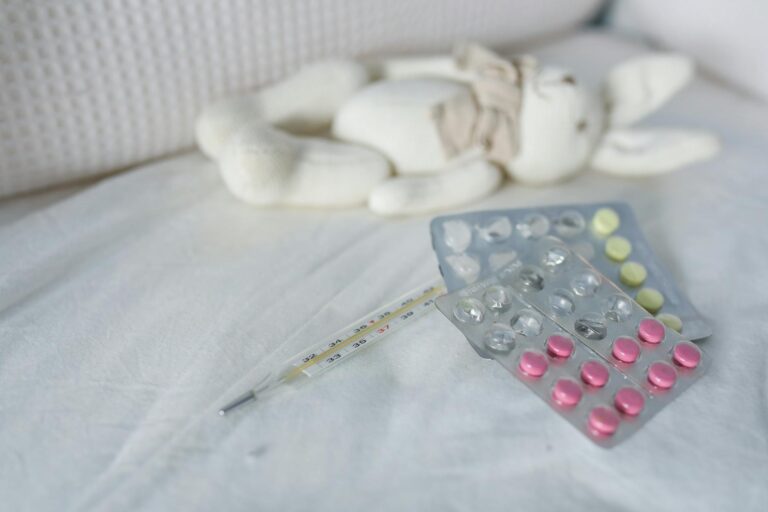 Effektive Behandlungswege bei PCO für eine erfolgreiche Schwangerschaft Frau mit Ultraschallbild zur PCO kinderwunsch behandlung und Schwangerschaftplanung
