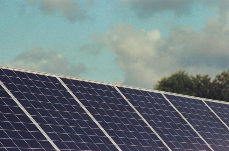 Solaranlage auf Hausdach sorgt für nachhaltige Stromerzeugung und Kosteneinsparung