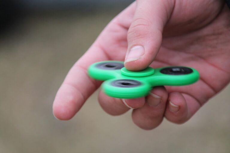 Paar entspannt in der Natur als bewusste Auszeit zur Stärkung der psychischen Gesundheit