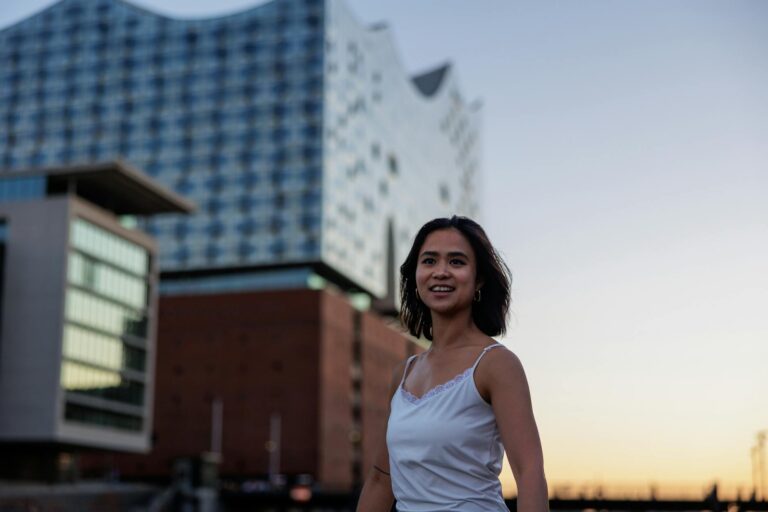 Frau beim Arztgespräch zur Schilddrüsendiagnostik bei unerfülltem Kinderwunsch