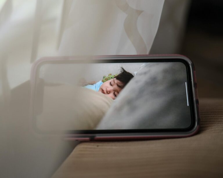 Modernes Smarthome Babyphone mit Videoüberwachung erleichtert jungen Familien den Alltag