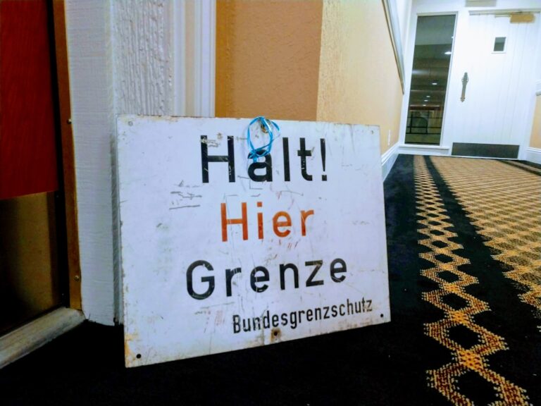 Frau und Arzt besprechen biologischen Einfluss des Alters auf Kinderwunschbehandlung