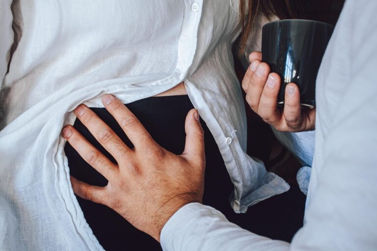 Untersuchungen in der Schwangerschaft verstehen und gut vorbereitet sein Schwangere Frau bei Ultraschalluntersuchung zur Kontrolle der kindlichen Entwicklung