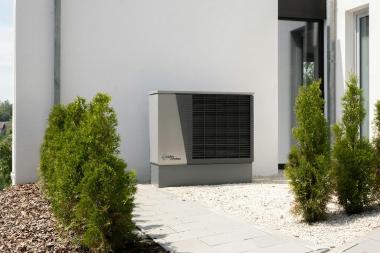 Effiziente Wärmepumpe im Haus zur langfristigen Heizkostensenkung und Energieeinsparung