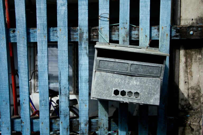 Elektroauto an moderner Wallbox zu Hause sicher und effizient laden im Alltag
